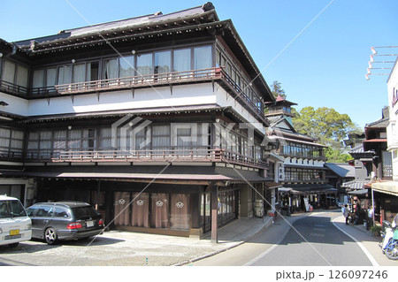 成田山新勝寺の表参道:木造三階建のレトロな店が並ぶ道/千葉県成田市 成田山新勝寺の表参道:木造三階建のレトロな店が並ぶ道/千葉県成田市 126097246