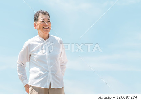 青空の下にいるシニア男性 126097274