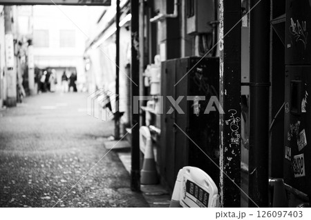 モノクロ　路地裏　グランジ　タギング　大宮 126097403
