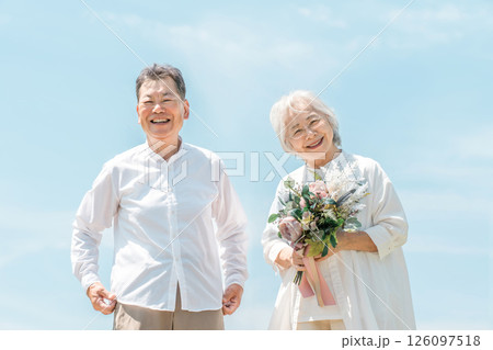 花束をプレゼントするシニア男性(夫婦,結婚記念日,母の日) 花束をプレゼントするシニア男性(夫婦,結婚記念日,母の日) 126097518