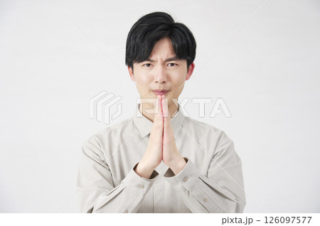 男性　懇願　合掌　20代　白背景 126097577