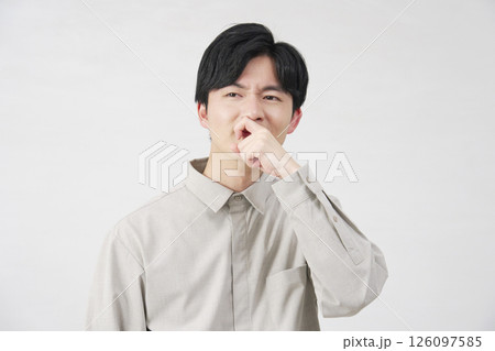男性　鼻炎　20代　白背景 126097585