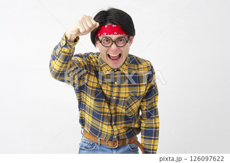 アキバ系の男性　怒る　白背景 126097622