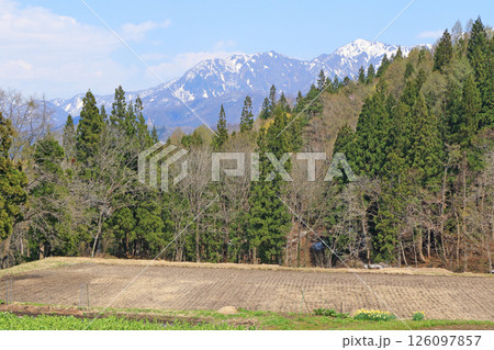 春の千国街道 小谷村沓掛の里山 春の千国街道 小谷村沓掛の里山 126097857