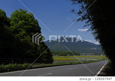 ロマンチック茨城(青空の下、まっすぐに続く国道125号線の先に輝く「筑波山」)つくば市、磯部 地区 ロマンチック茨城(青空の下、まっすぐに続く国道125号線の先に輝く「筑波山」)つくば市、磯部 地区 126097997