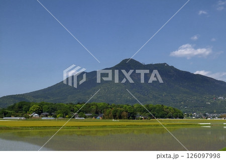 ロマンチック茨城(小鳥たちの鳴き声が広がる、清々しい初夏の青空に。)「筑波山」つくば市、磯部 地区 ロマンチック茨城(小鳥たちの鳴き声が広がる、清々しい初夏の青空に。)「筑波山」つくば市、磯部 地区 126097998