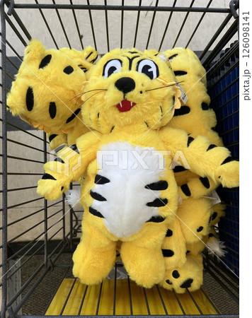 カゴに入っている黄色のかわいい虎のぬいぐるみ 126098141