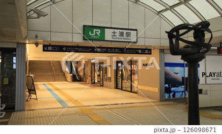JR常磐線の土浦駅、西口出入口で駅ビルの2階にある JR常磐線の土浦駅、西口出入口で駅ビルの2階にある 126098671