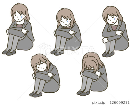 膝を抱えて泣く若い女性セット（スーツ） 126099251