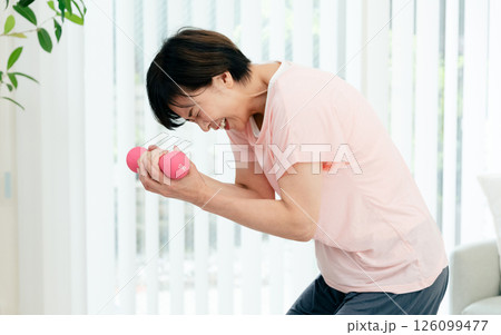 トレーニングをする中高年女性 トレーニングをする中高年女性 126099477