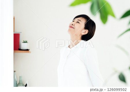 窓辺に立つシニア女性 126099502