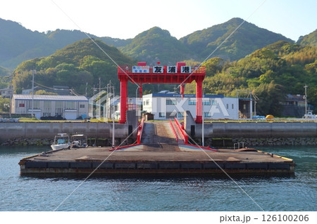 友浦港（友浦漁港）の桟橋　（今治市宮窪町）　　　　　　　　　　　　 126100206