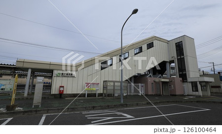 JR常磐線の龍ケ崎市駅西口から見た駅舎、エレベーターが設置 JR常磐線の龍ケ崎市駅西口から見た駅舎、エレベーターが設置 126100464