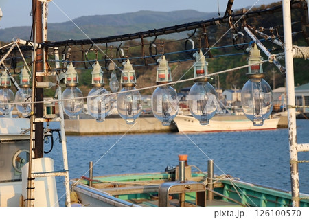 夕暮れ時の漁港 126100570