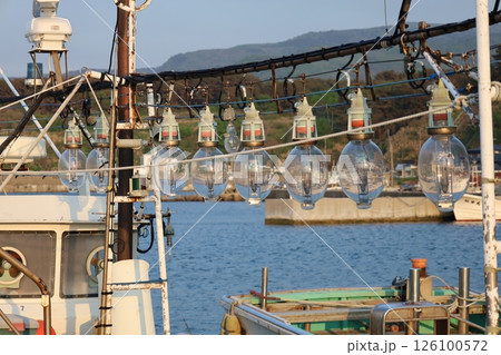 夕暮れ時の漁港 126100572