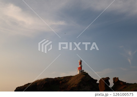 夕暮れ時の灯台 夕暮れ時の灯台 126100575