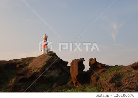 夕暮れ時の灯台 126100576