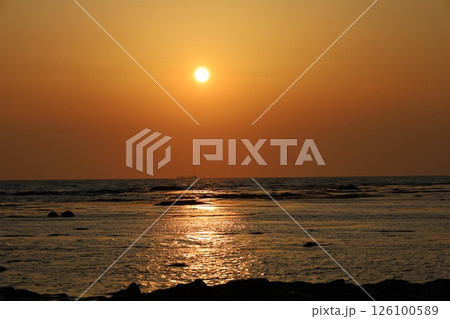 日本海の夕日 126100589