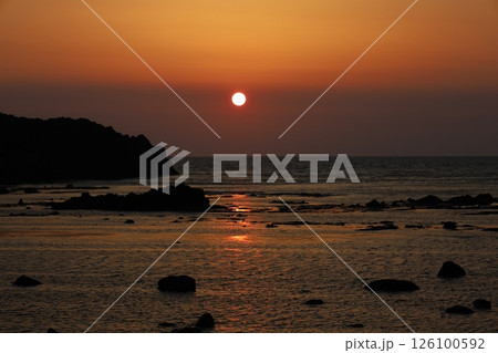 日本海の夕日 126100592