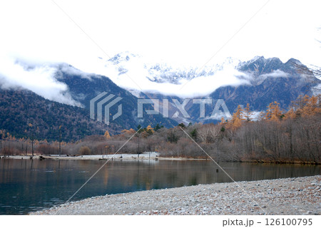 Kamikochi in early winter / 初冠雪した穂高連峰，大正池からの眺望(初冬) 126100795