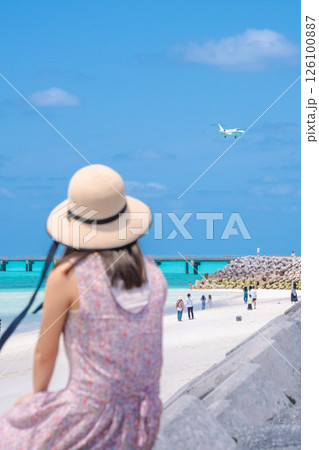 【南国リゾート】17エンドで飛行機を待つ若い女性 126100887