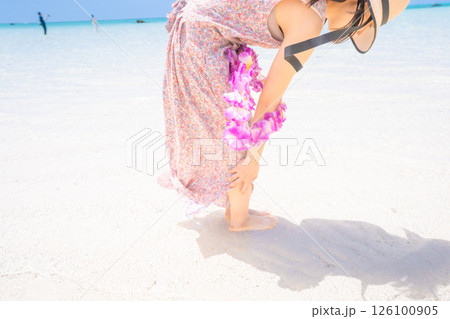 【南国リゾート】ビーチを歩く女性　足元　顔無し　 126100905