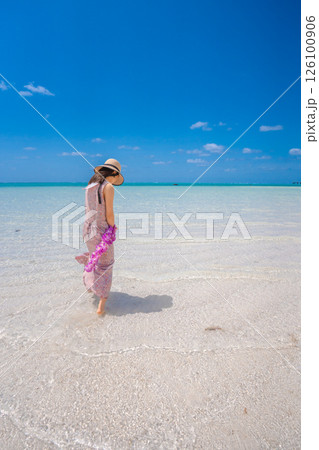 【南国リゾート】青い空とどこまでも続く砂紋のビーチ 126100906