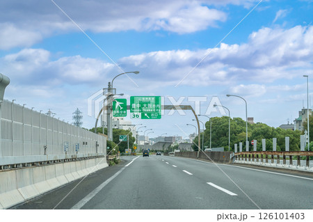大阪府豊中市の名神高速道路豊中インターチェンジ付近を走行中の自動車 126101403