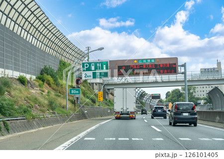 大阪府吹田市の名神高速道路吹田サービスエリア付近を走行中のトラック 126101405