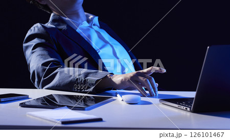 Digital innovation and smart work for a data-driven future. Strategic investment analysis and business growth. 126101467