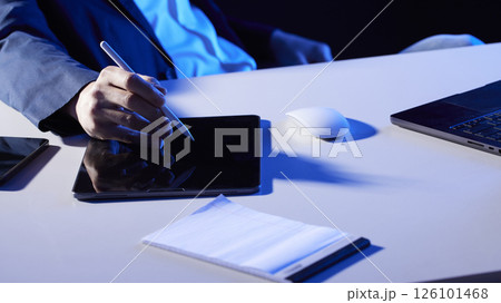 Digital innovation and smart work for a data-driven future. Strategic investment analysis and business growth. 126101468