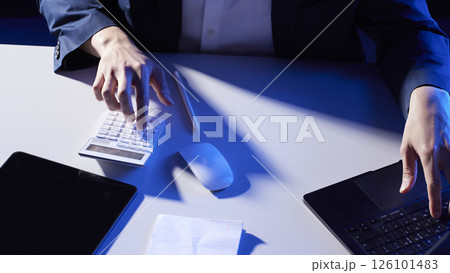 Digital innovation and smart work for a data-driven future. Strategic investment analysis and business growth. 126101483