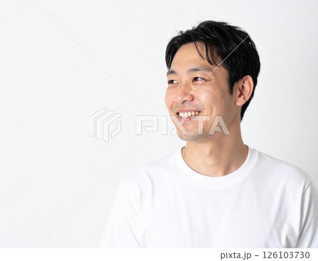 横向きで笑顔を見せる日本人男性（白Tシャツ・白背景） 126103730