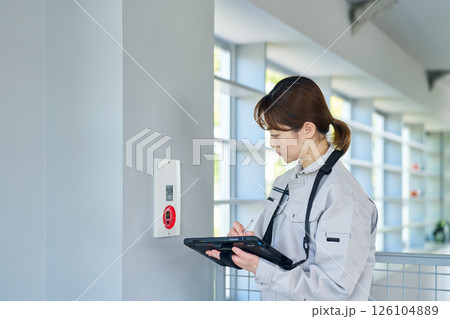非常警報設備を点検する女性 126104889