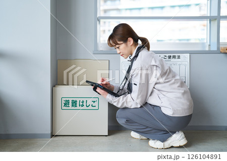 避難はしごを点検する女性 避難はしごを点検する女性 126104891