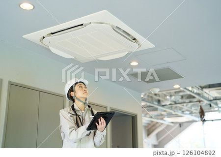 空調設備を点検する女性 空調設備を点検する女性 126104892
