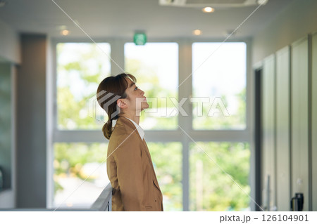 疲れた表情の女性 疲れた表情の女性 126104901