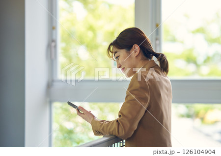 スマートフォンを見る女性 126104904