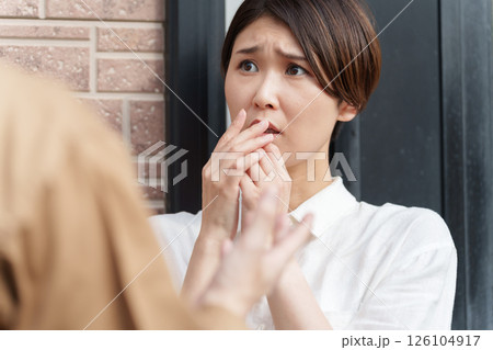 家に訪問した業者を嫌がる女性 家に訪問した業者を嫌がる女性 126104917