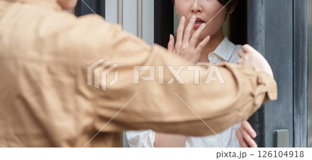 家に訪問した業者を嫌がる女性 家に訪問した業者を嫌がる女性 126104918