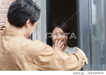 家に訪問した業者と笑顔で話す女性 126104919