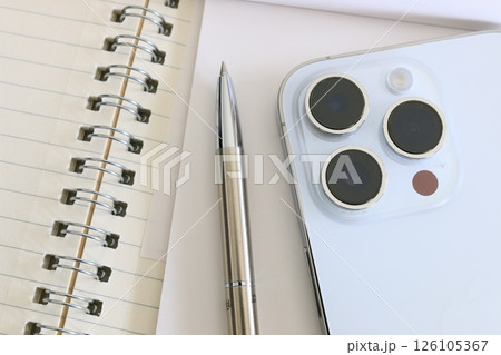教育イメージ　ペンとスマホとリングノート　筆記用具 126105367