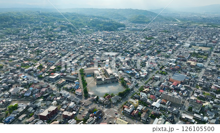 現代都市と道路の空撮風景 126105500