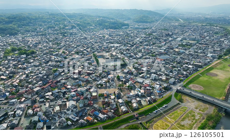 現代都市と道路の空撮風景 126105501