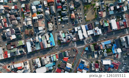 現代都市と道路の真俯瞰空撮風景 126105511