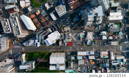 現代都市と道路の真俯瞰空撮風景 現代都市と道路の真俯瞰空撮風景 126105514