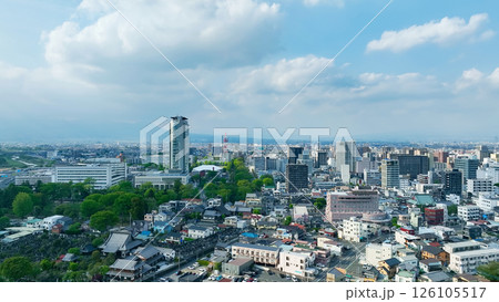 現代都市と青空の空撮風景 126105517
