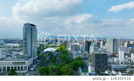 現代都市と青空の空撮風景 126105518