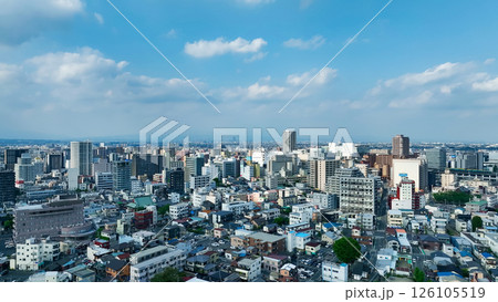 現代都市と青空の空撮風景 126105519