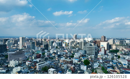 現代都市と青空の空撮風景 126105528